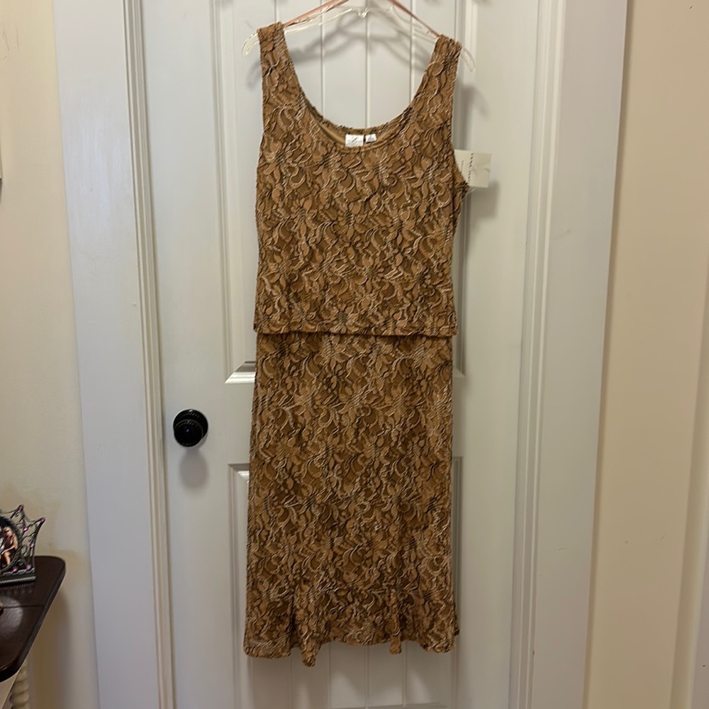 Sleeveless dress with wooden disk belt